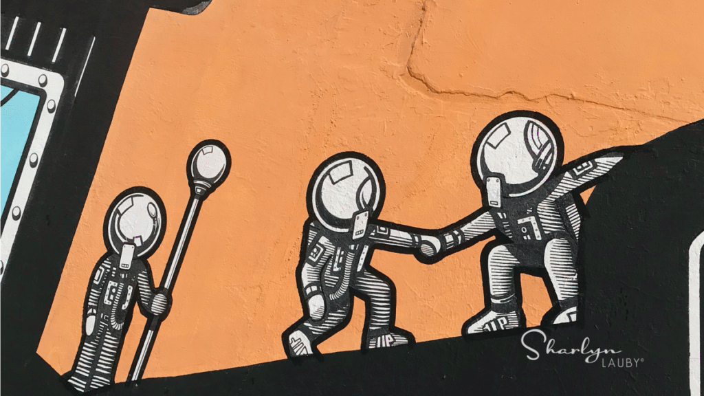 art mural à Fort Lauderdale minibots futuristes montrant comment les employés peuvent donner une rétroaction 360