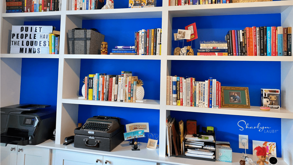 étagère de fond vidéo avec une variété de livres et d'objets personnels