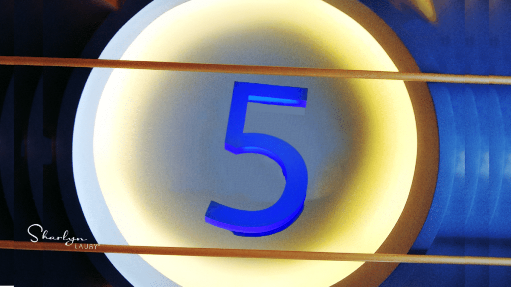 graphic depicting the number five representing the 5 best mentor qualities