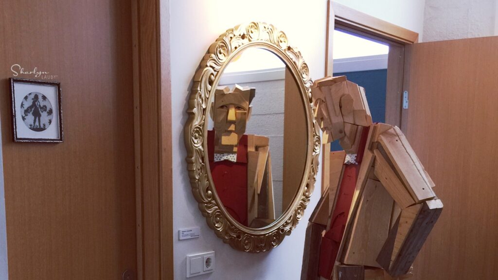 photograph artwork statue gazing into mirror implying self learning like artificial intelligence